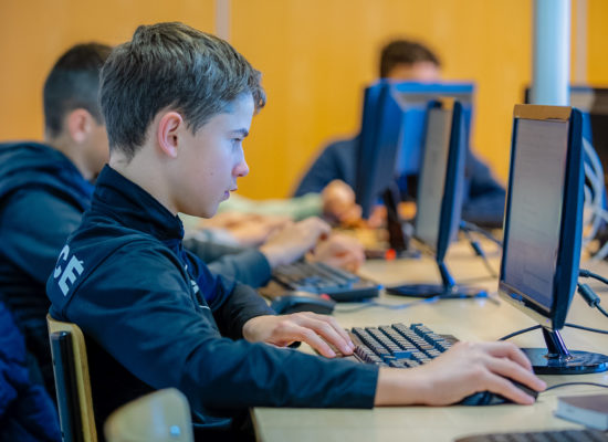 Travail sur ordinateur du lycée