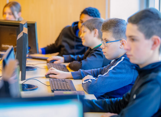 Travail sur ordinateur du lycée