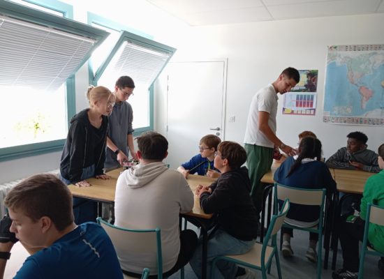 Un après-midi jeux de société entre lycéens et collégiens