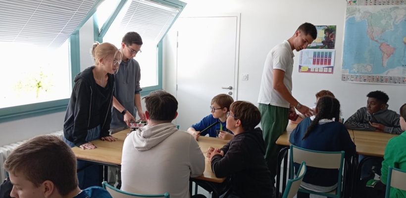 Un après-midi jeux de société entre lycéens et collégiens