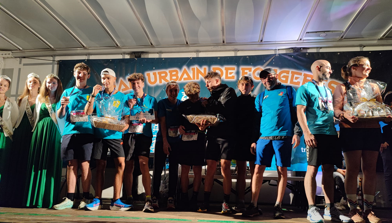 Les deux équipes du lycée JBLT réunies sur le podium du Trail Urbain de Fougères.