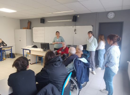 Les secondes ASSP rencontrent les résidents de l’EHPAD de Louvigné du Désert